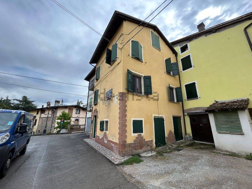 casa indipendente in vendita a Castellarano in zona Roteglia