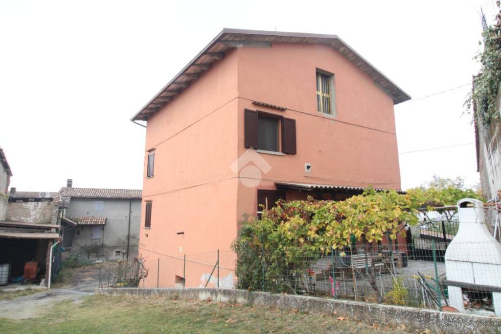 casa indipendente in vendita a Castellarano in zona Pradivia