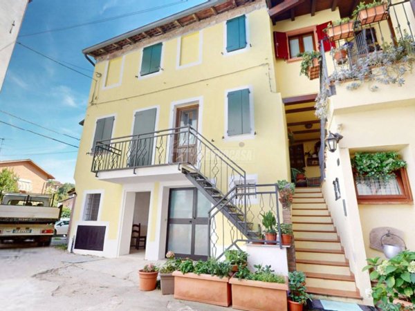 casa indipendente in vendita a Castellarano in zona Roteglia