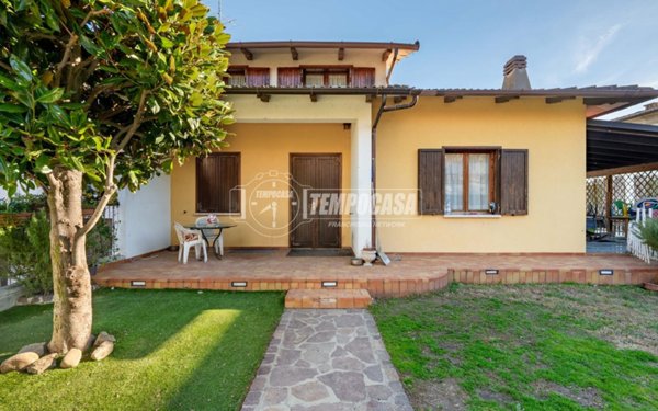 casa indipendente in vendita a Castellarano in zona Scuole