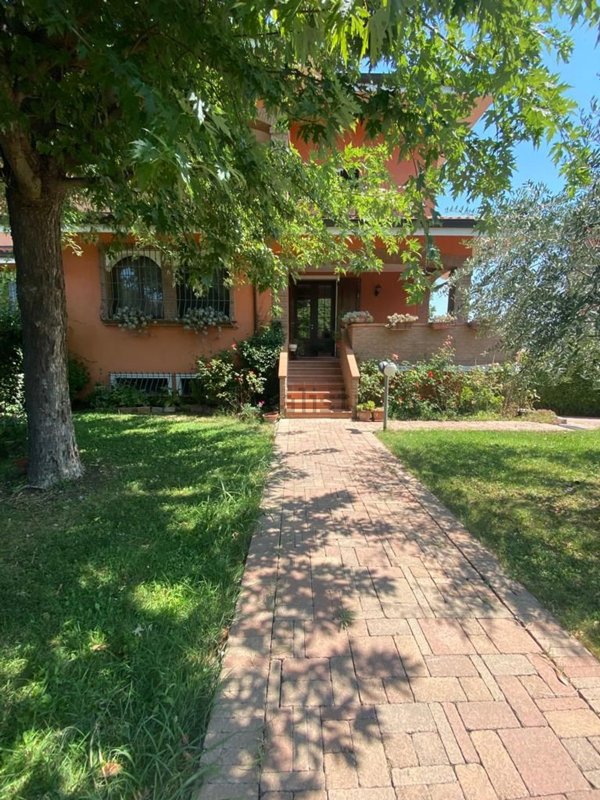 casa indipendente in vendita a Castellarano in zona Cadiroggio