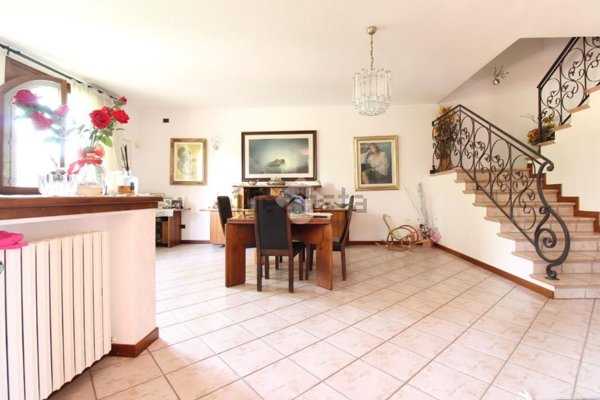 casa indipendente in vendita a Castellarano in zona Cadiroggio