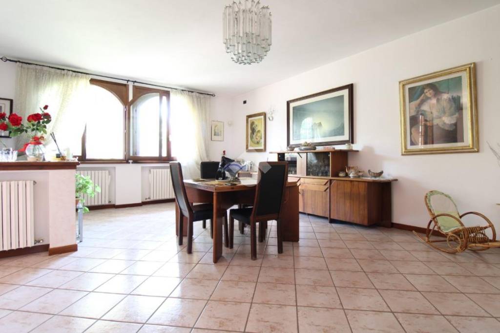 casa indipendente in vendita a Castellarano in zona Cadiroggio