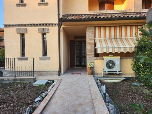 casa indipendente in vendita a Castellarano in zona Scuole