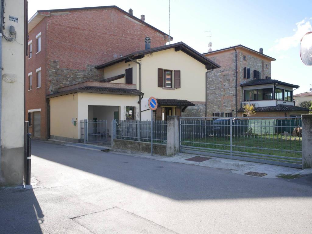 casa indipendente in vendita a Castellarano in zona Roteglia