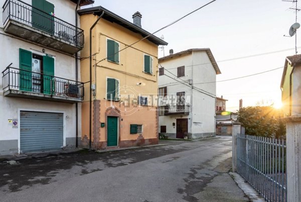 casa indipendente in vendita a Castellarano in zona Roteglia