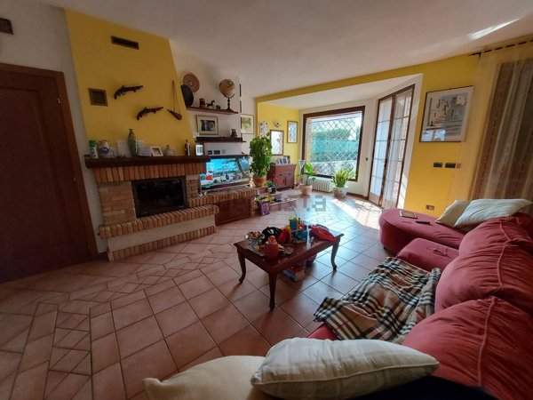 casa indipendente in vendita a Castellarano in zona San Valentino