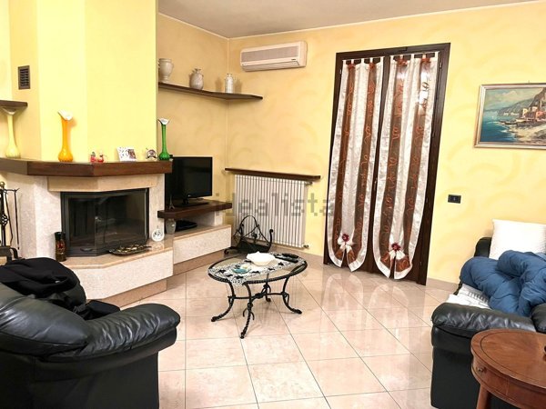 casa indipendente in vendita a Castellarano in zona Farneto di Sotto