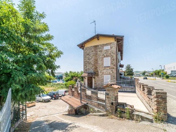 casa indipendente in vendita a Castellarano in zona Tressano