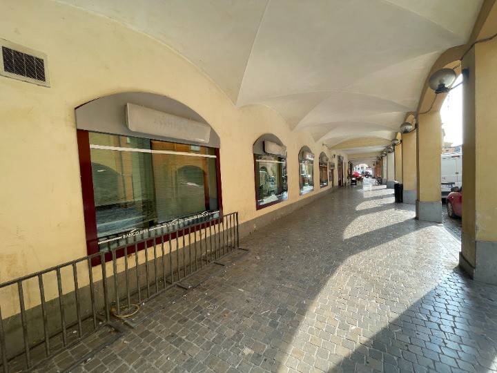 negozio in vendita a Castelnovo di Sotto