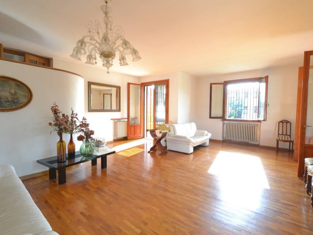 casa indipendente in vendita a Castelnovo di Sotto