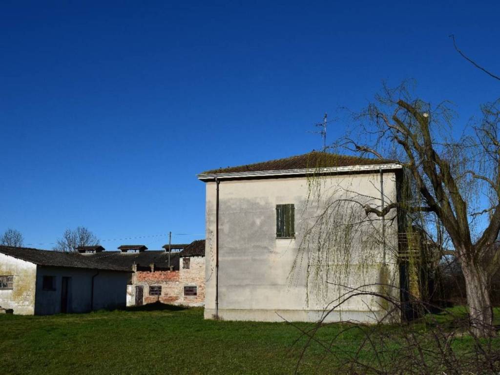 casa indipendente in vendita a Castelnovo di Sotto