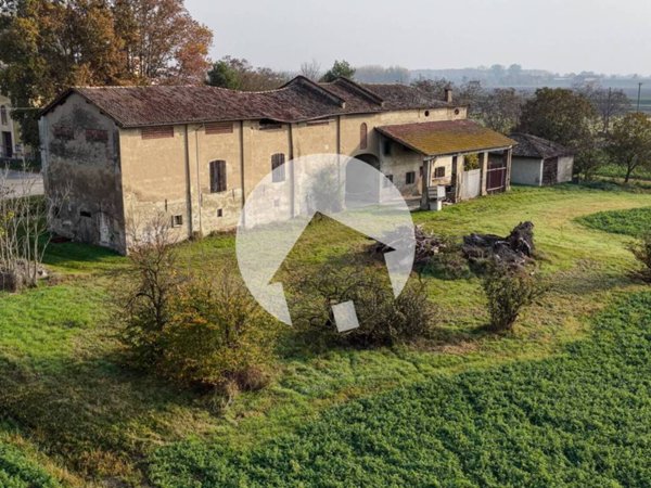 casa indipendente in vendita a Castelnovo di Sotto in zona Cogruzzo