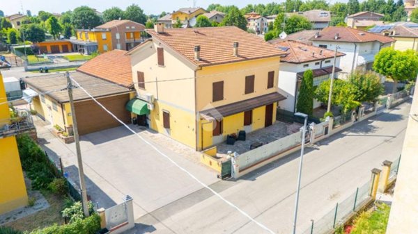 casa indipendente in vendita a Castelnovo di Sotto in zona Case Melli