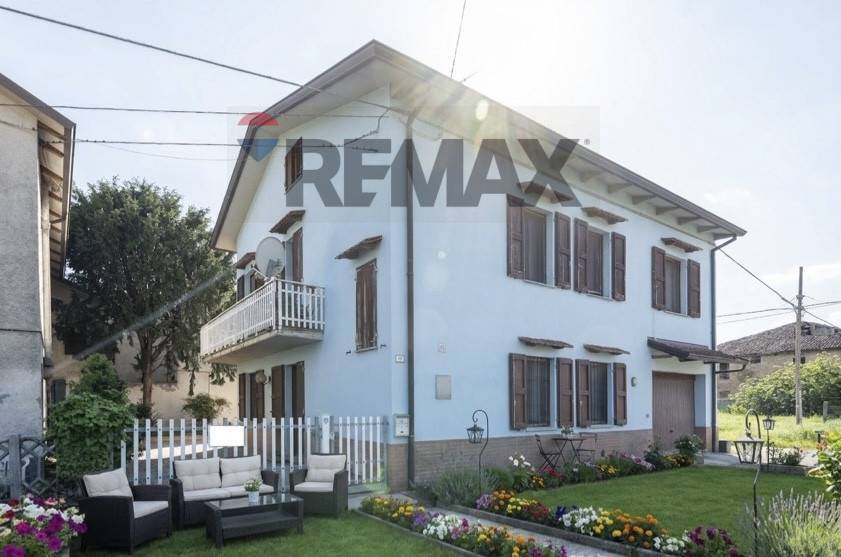 casa indipendente in vendita a Castelnovo di Sotto in zona Cogruzzo