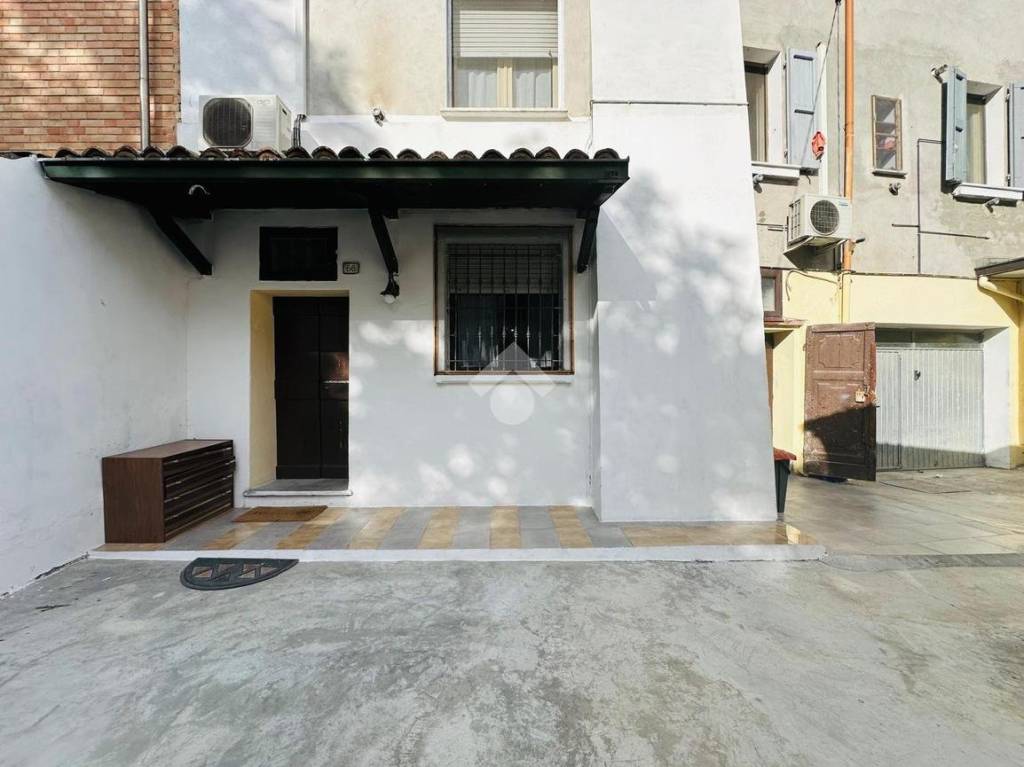 casa indipendente in vendita a Castelnovo di Sotto in zona Case Melli