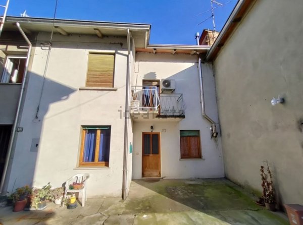 casa indipendente in vendita a Castelnovo di Sotto in zona Cogruzzo