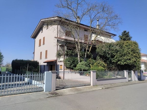 casa indipendente in vendita a Castelnovo di Sotto in zona Case Melli