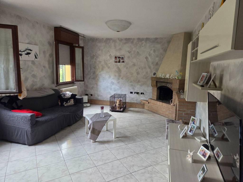 appartamento in vendita a Castelnovo di Sotto in zona Case Melli
