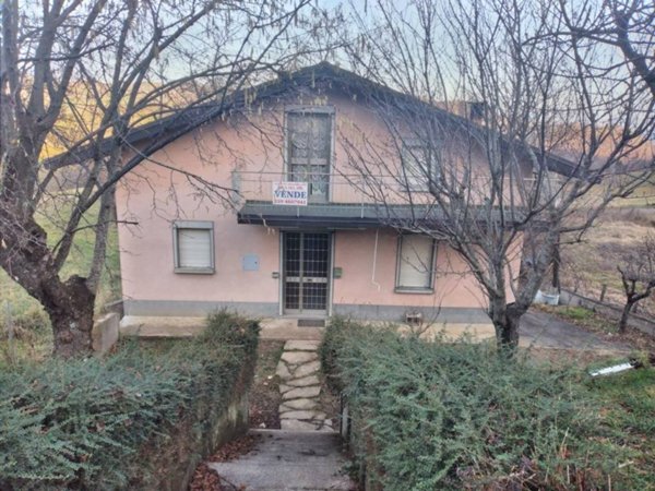 casa indipendente in vendita a Castelnovo ne' Monti in zona Mozzola