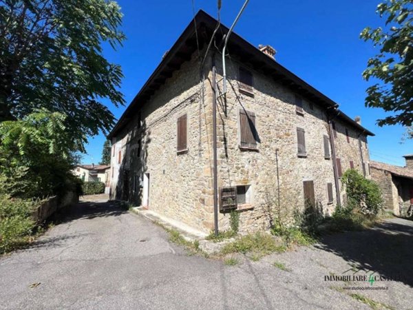 casa indipendente in vendita a Castelnovo ne' Monti in zona Gombio