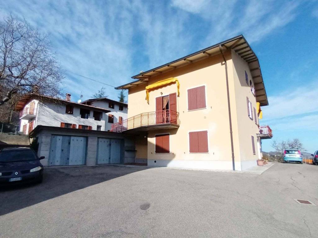 casa indipendente in vendita a Castelnovo ne' Monti in zona Casale