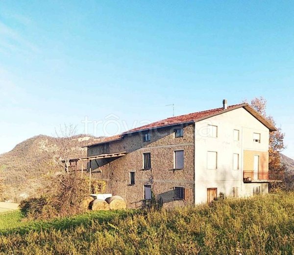 casa indipendente in vendita a Castelnovo ne' Monti in zona Berzana