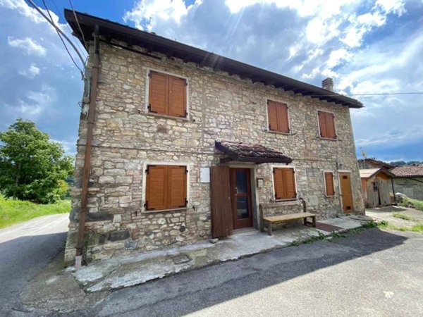 casa indipendente in vendita a Castelnovo ne' Monti in zona Pregheffio