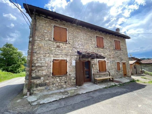 casa indipendente in vendita a Castelnovo ne' Monti in zona Pregheffio