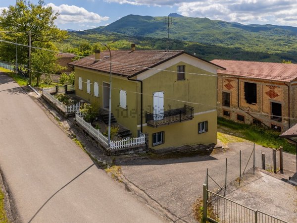 casa indipendente in vendita a Castelnovo ne' Monti in zona Ca' di Scatola