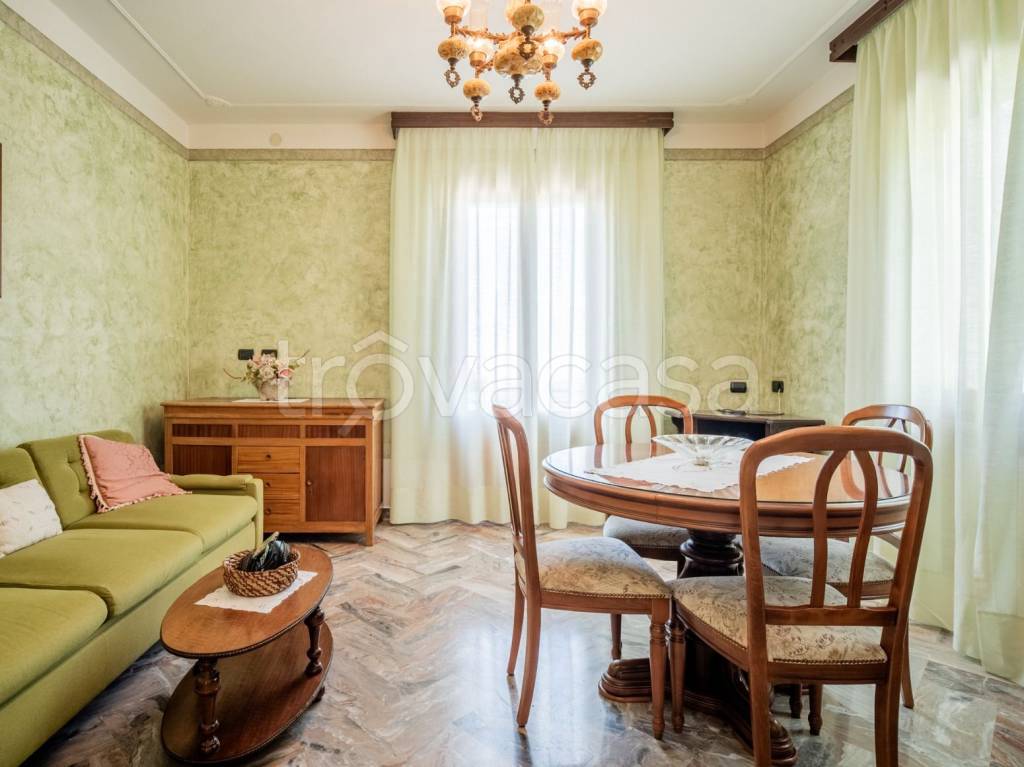 casa indipendente in vendita a Castelnovo ne' Monti in zona Ca' di Scatola