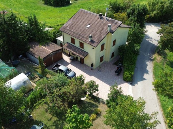 casa indipendente in vendita a Castelnovo ne' Monti