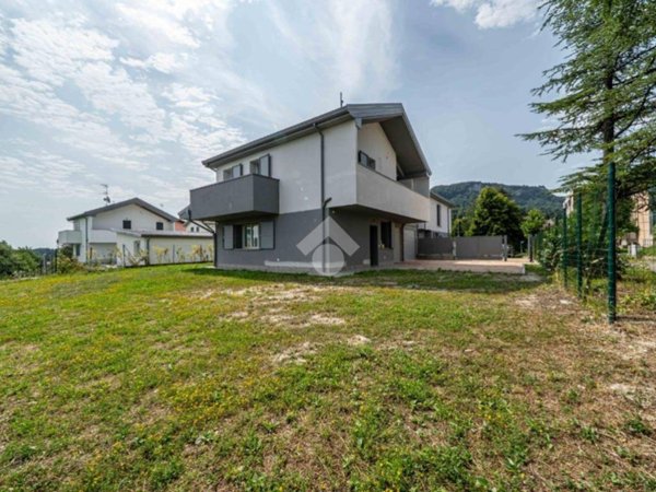 casa indipendente in vendita a Castelnovo ne' Monti