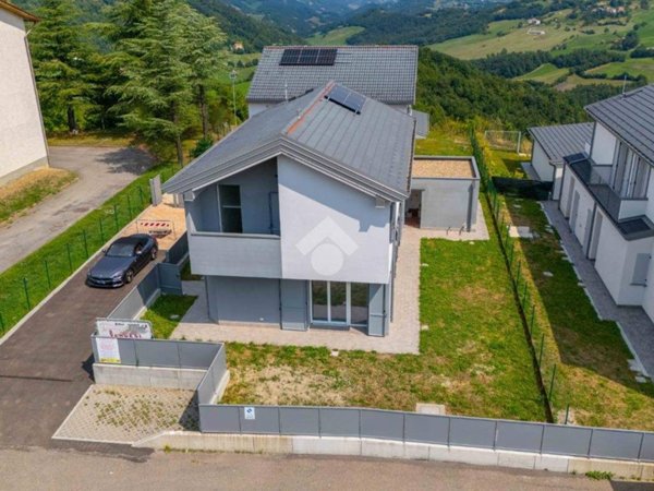 casa indipendente in vendita a Castelnovo ne' Monti