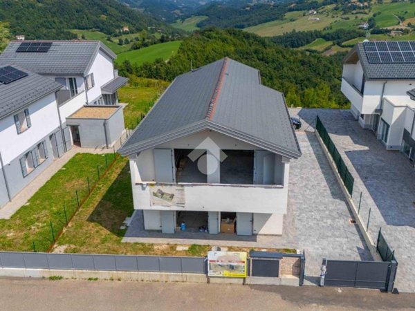 casa indipendente in vendita a Castelnovo ne' Monti