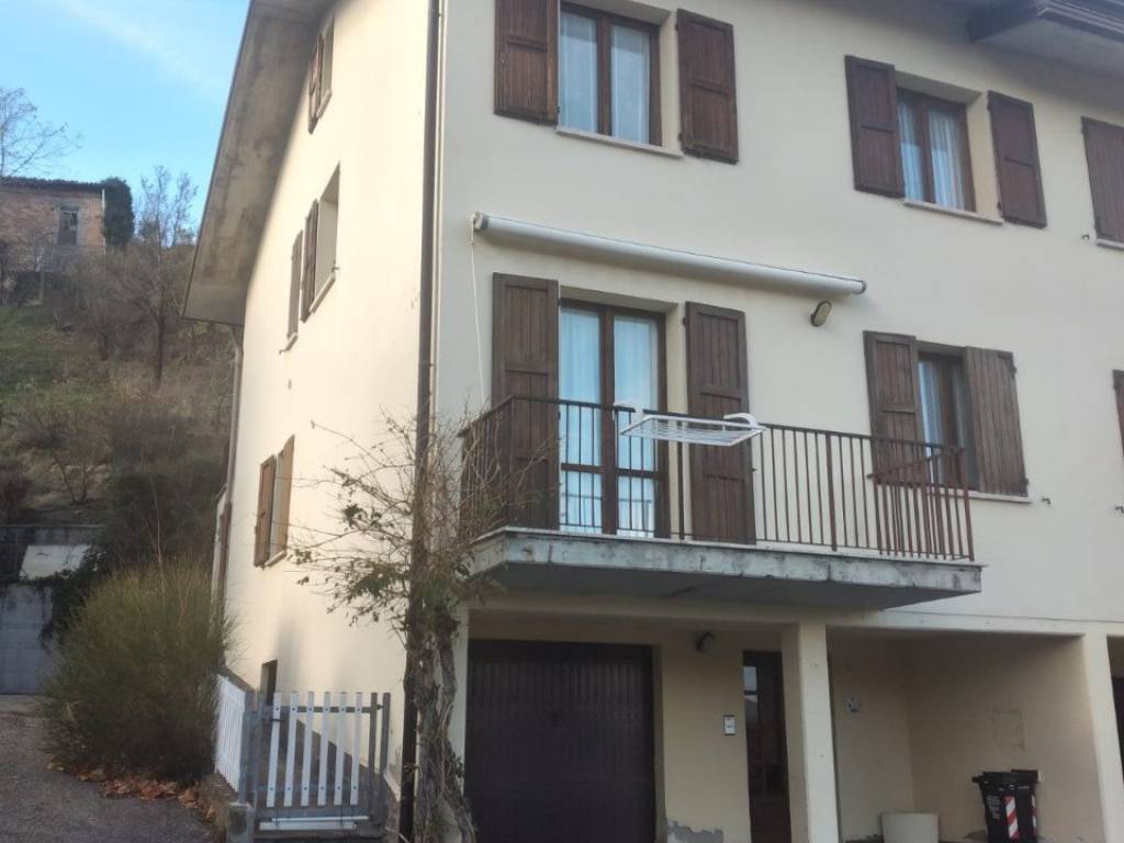 casa indipendente in vendita a Castelnovo ne' Monti