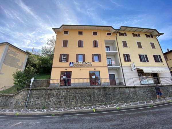 locale commerciale in vendita a Castelnovo ne' Monti