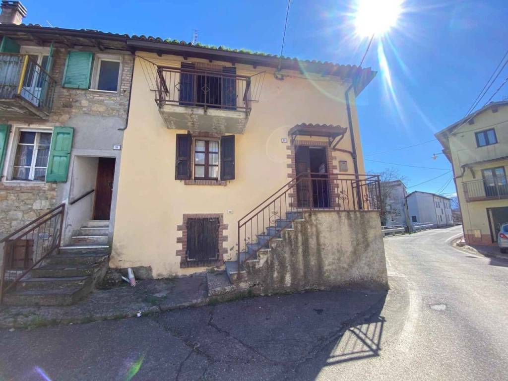 casa semindipendente in vendita a Castelnovo ne' Monti in zona Costa de' Grassi