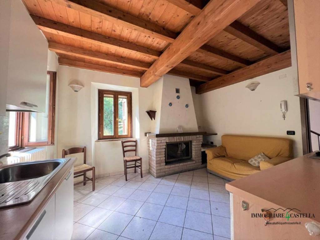 casa indipendente in vendita a Castelnovo ne' Monti in zona Gombio
