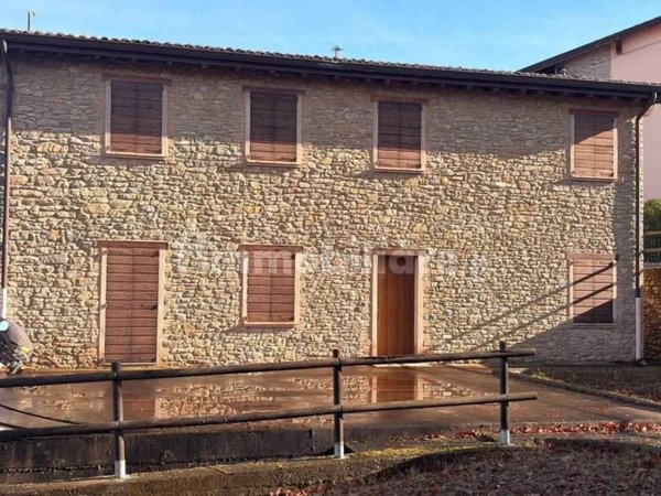 casa indipendente in vendita a Castelnovo ne' Monti