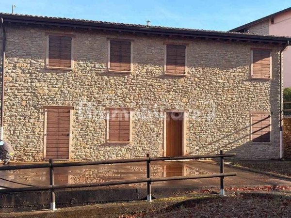 casa indipendente in vendita a Castelnovo ne' Monti
