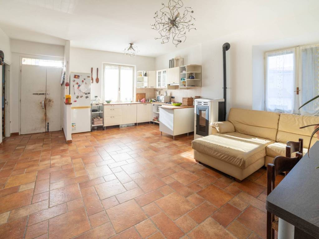 casa indipendente in vendita a Castelnovo ne' Monti in zona Vigolo