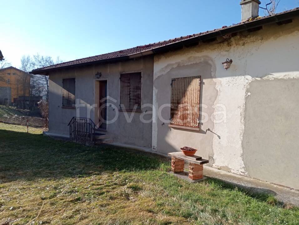 casa indipendente in vendita a Castelnovo ne' Monti in zona Regnola