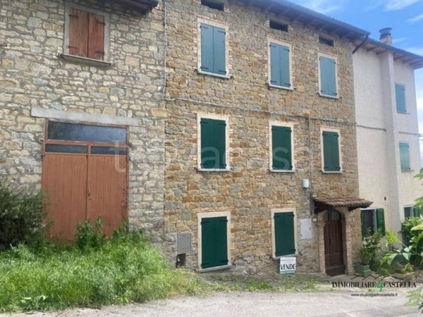 casa indipendente in vendita a Castelnovo ne' Monti in zona Felinamata