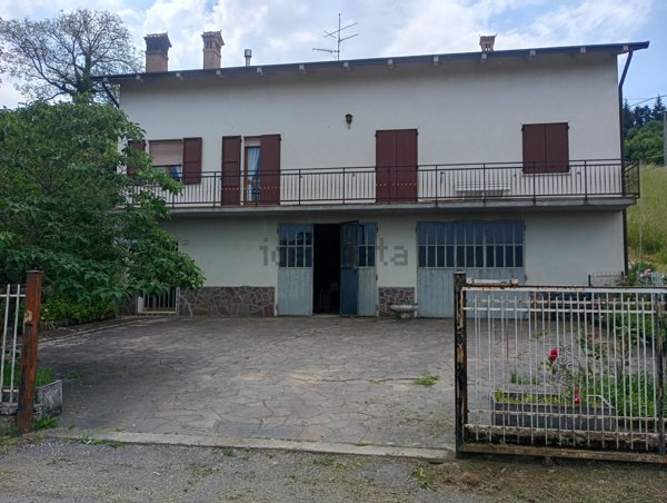 casa indipendente in vendita a Castelnovo ne' Monti in zona Mozzola
