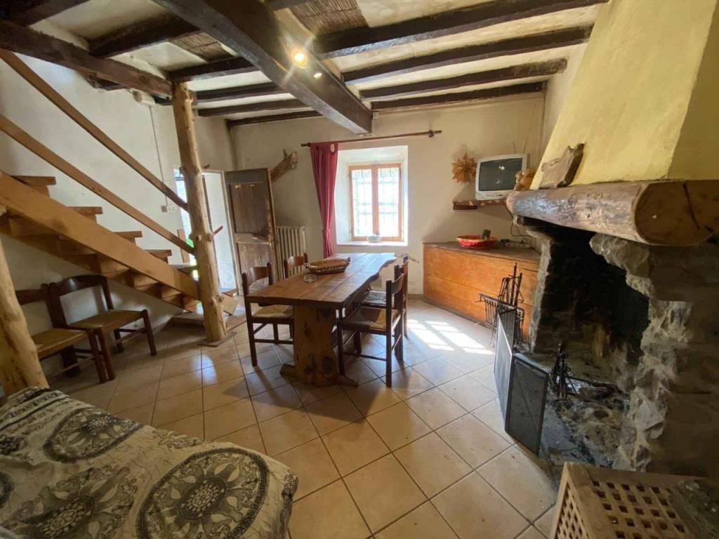 casa indipendente in vendita a Castelnovo ne' Monti in zona Bondolo