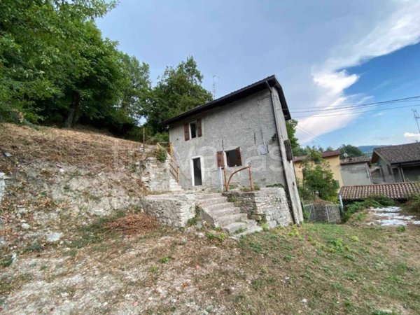 casa indipendente in vendita a Castelnovo ne' Monti in zona Gatta