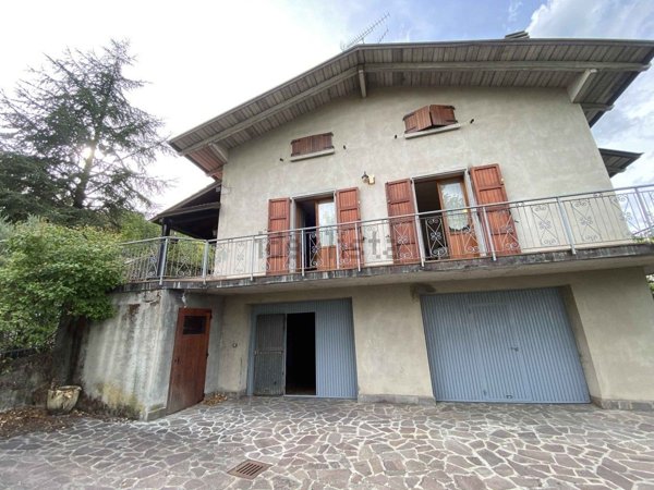 casa indipendente in vendita a Castelnovo ne' Monti in zona Casale