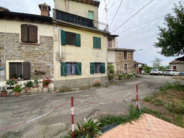 casa indipendente in vendita a Castelnovo ne' Monti in zona Regnola