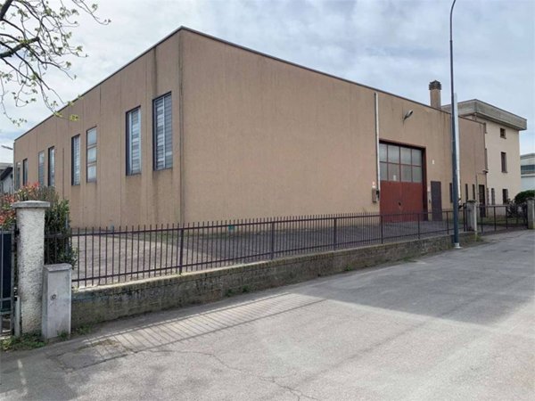 locale commerciale in vendita a Cavriago
